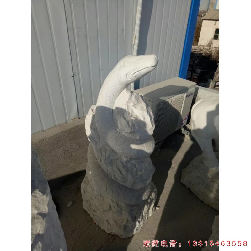广场动物蛇石雕（1）