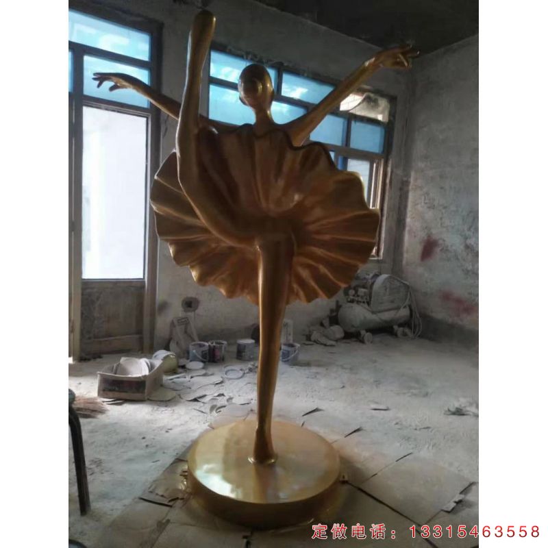 广场跳芭蕾舞铜雕（1）