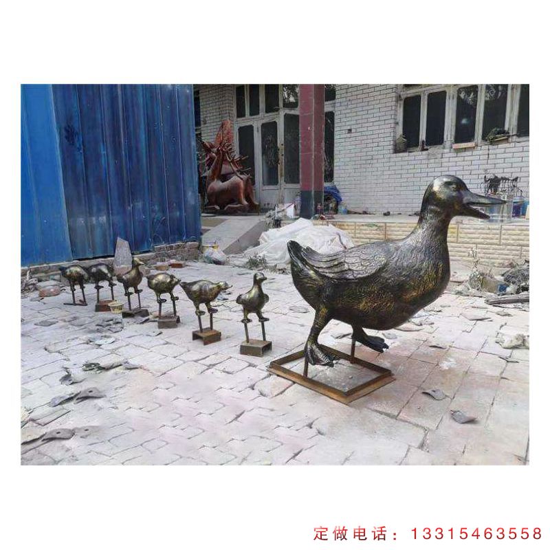 广场鸭子铜雕（1）