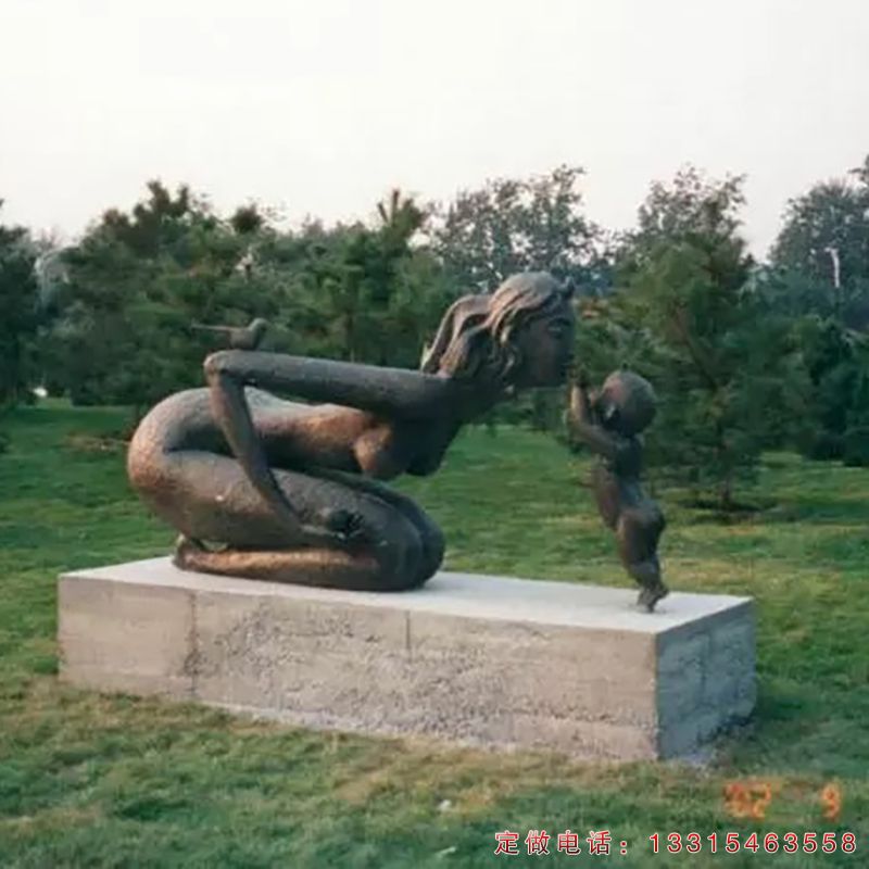公园母爱抽象人物雕塑（2）