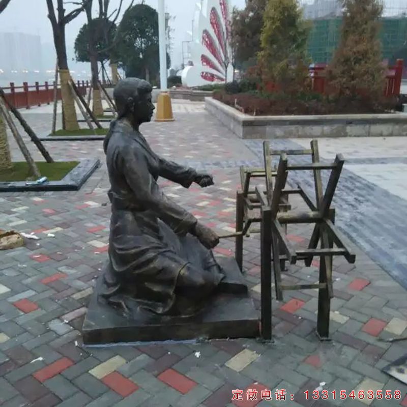 织布民俗人物铜雕（1）