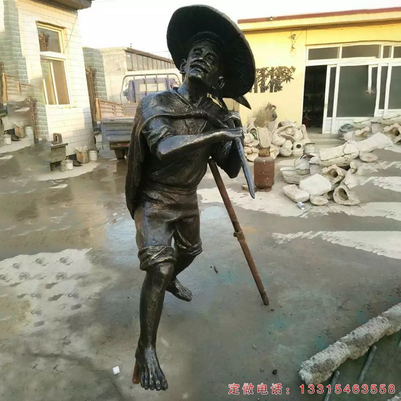 拿鱼叉民俗人物铜雕（1）