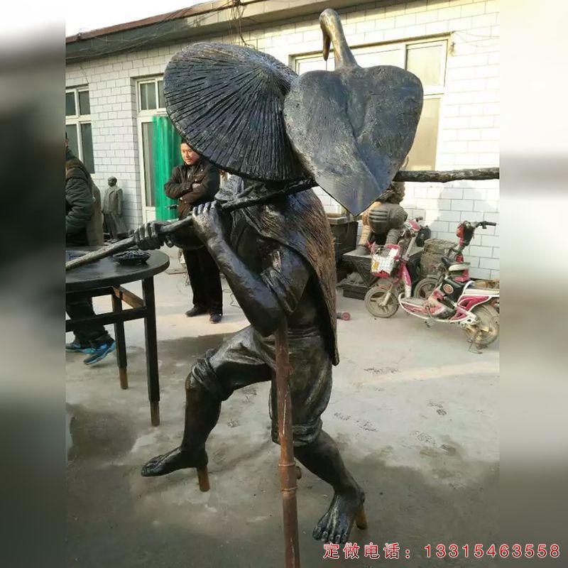 拿鱼叉民俗人物铜雕（3）