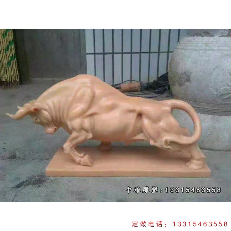 晚霞红牛动物雕塑