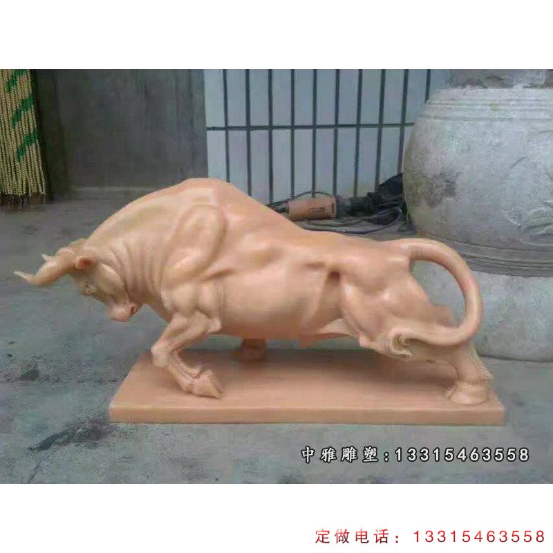晚霞红牛动物雕塑